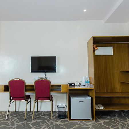Maxi Hotel And Event Center 타그빌라란 외부 사진