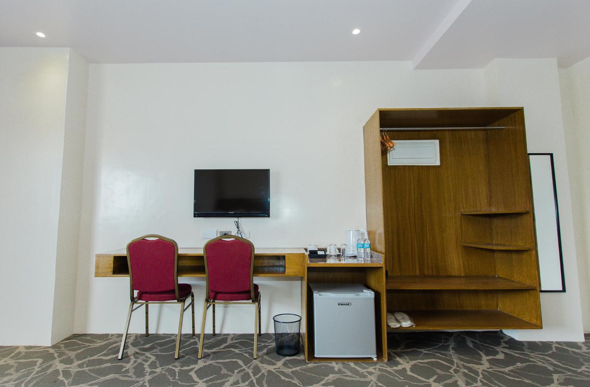 Maxi Hotel And Event Center 타그빌라란 외부 사진