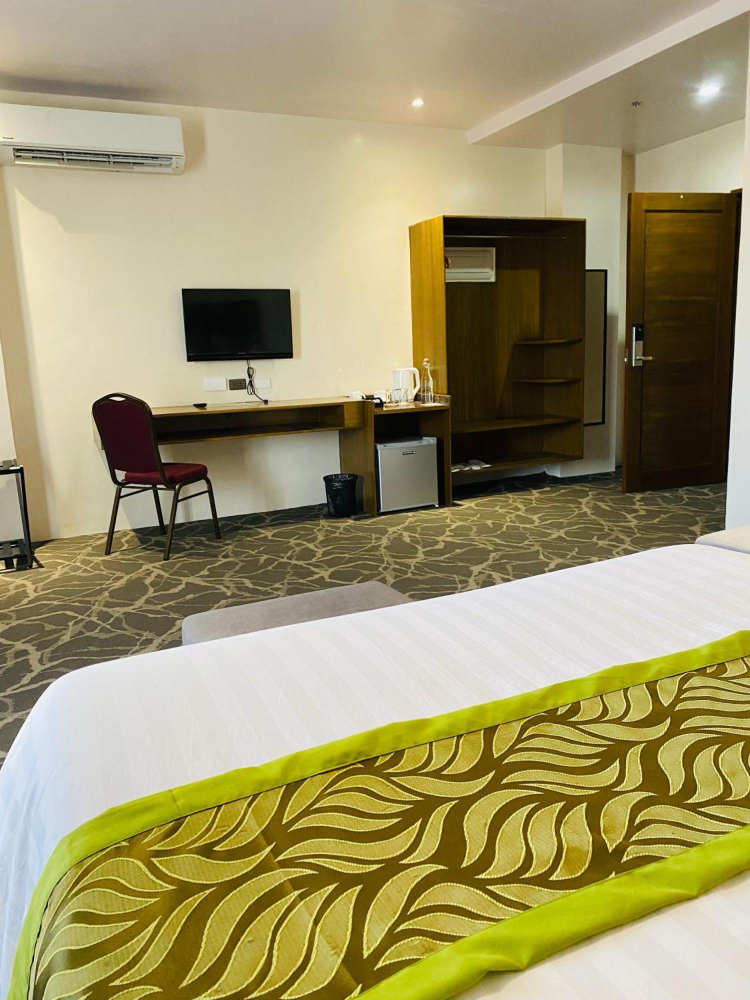 Maxi Hotel And Event Center 타그빌라란 외부 사진